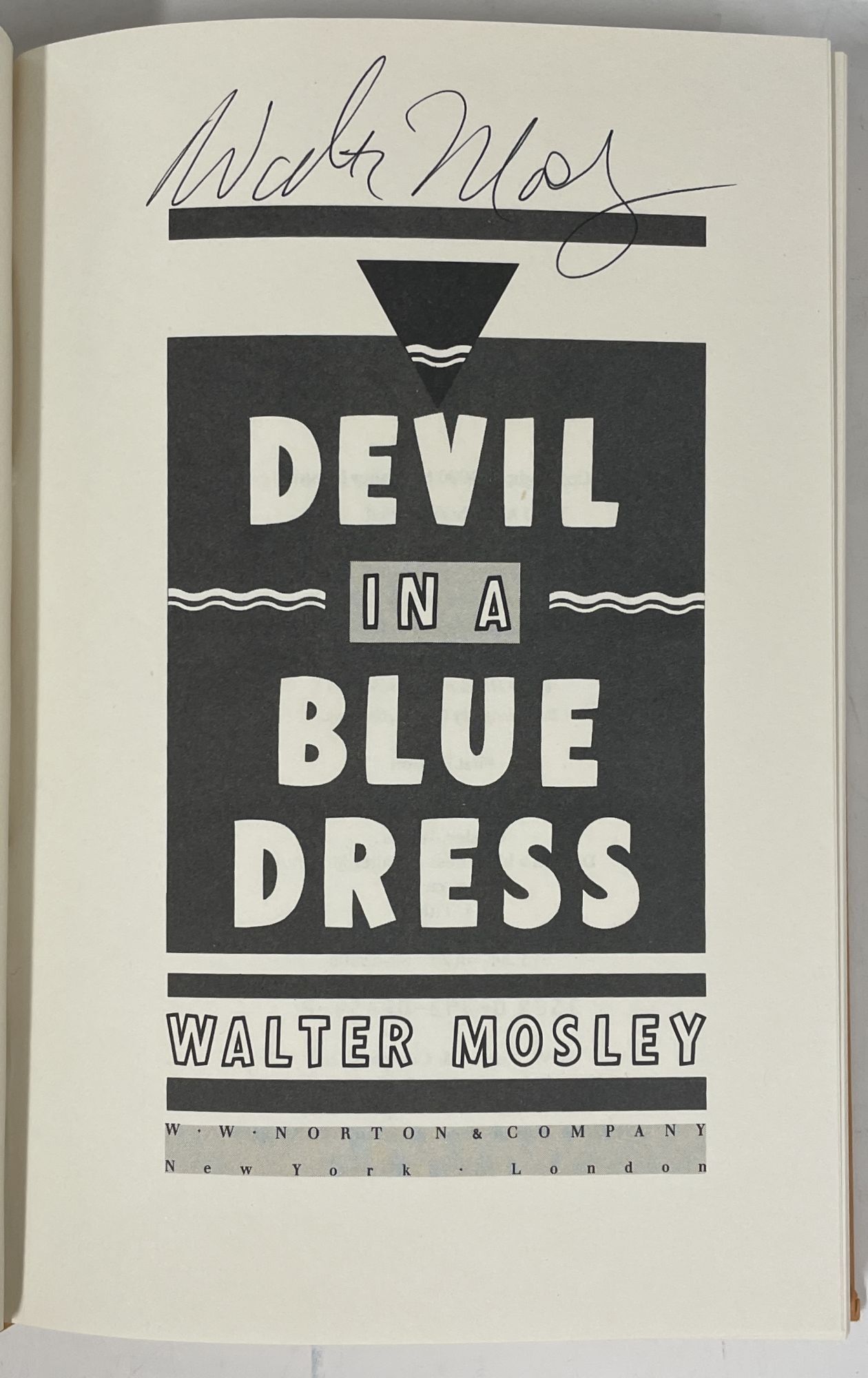 devil in a blue dress book Paperback Walter Mosley: Mosley, Walter: 9780330321143 Books when a white man in a linen suit approaches him and offers him good money if Easy will simply locate Miss Daphne Money Devil in a Blue Dress